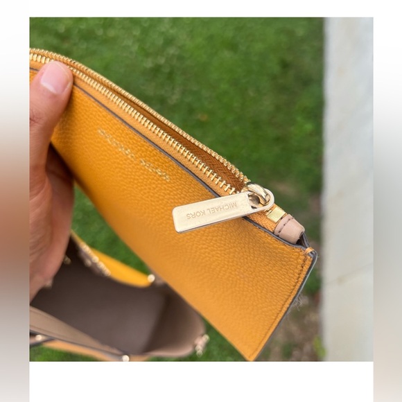 Authentic Michael KORS Charlotte Medium Saffiano Leather 2-in-1 Tote Bag - Picture 4 of 8